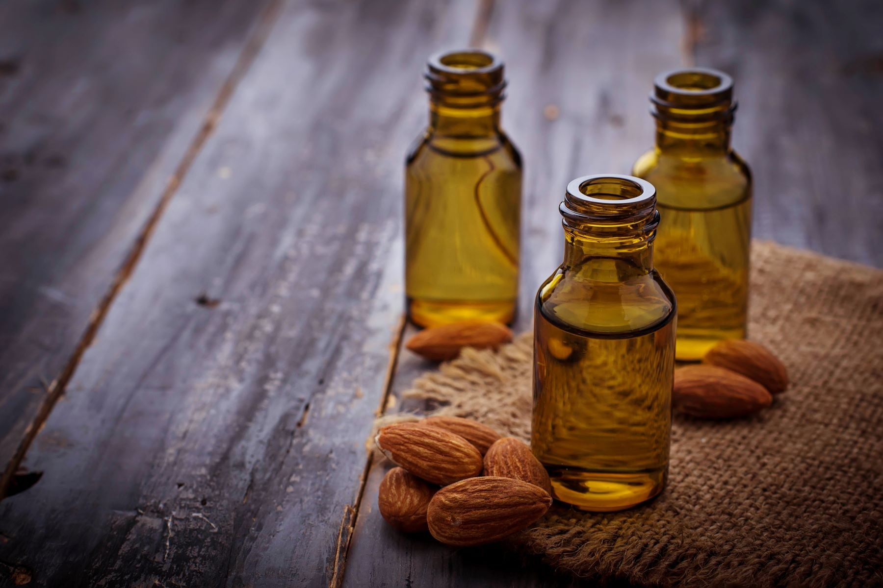 menghilangkan kantung mata dengan cepat: minyak almond