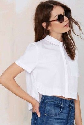 baju yang cocok untuk wanita pendek: crop blouse