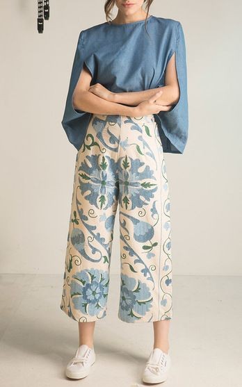 inspirasi baju batik wanita modern: celana kulot batik