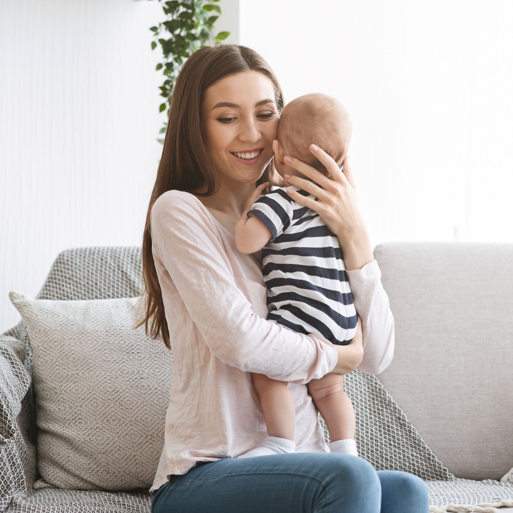 Cara Menggendong Bayi 3 Bulan Dengan Benar