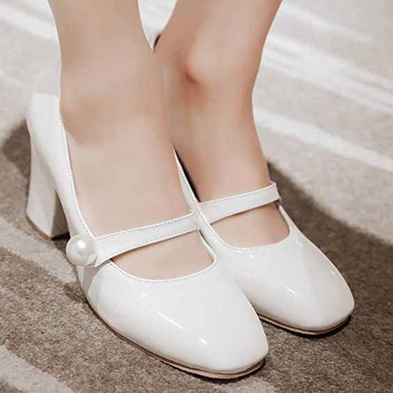 sepatu ballerina atau Mary Jane gaya vintage