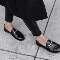 sepatu wanita koleksi terkini: classic loafers