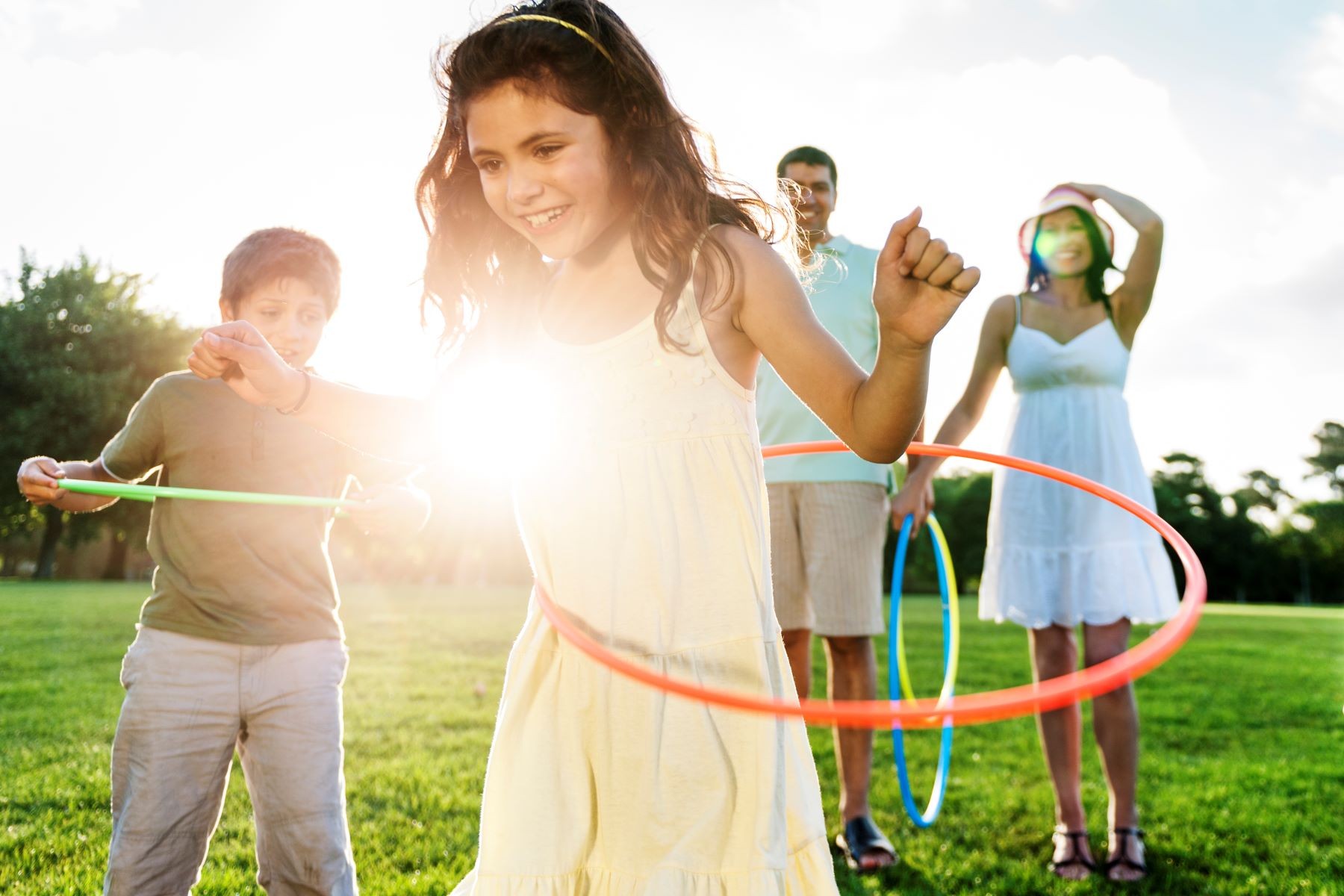 olahraga di rumah bareng anak: hula hoop