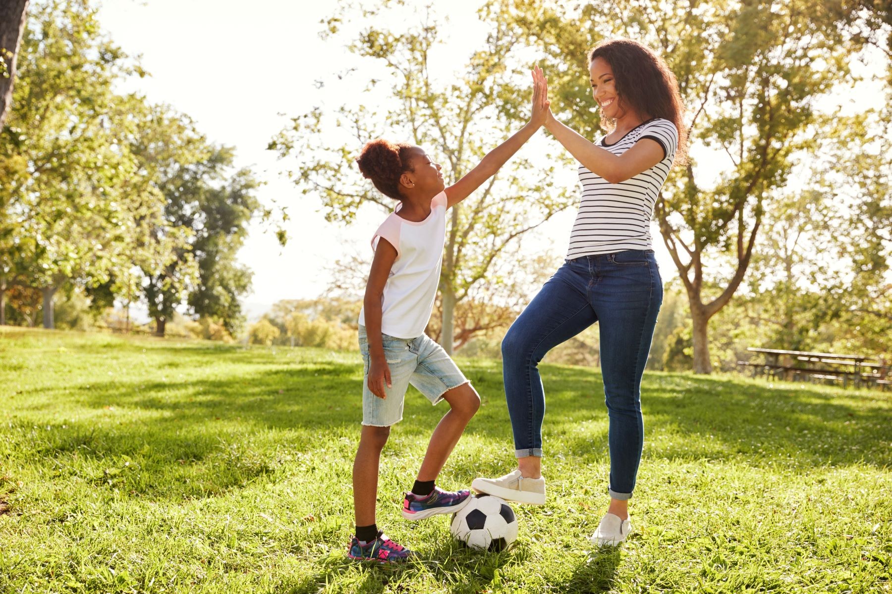 olahraga di rumah bareng anak: bermain bola